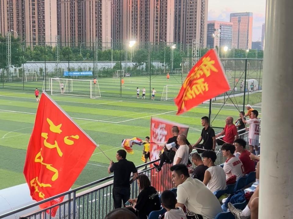 观众们的支, 为了为家乡